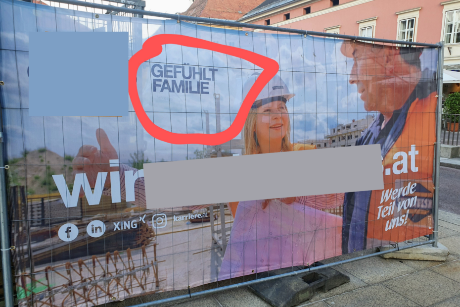 Werbeplakat mit dem Aufdrck: gefühlt Familie. Wirbt um Mitarbeitende